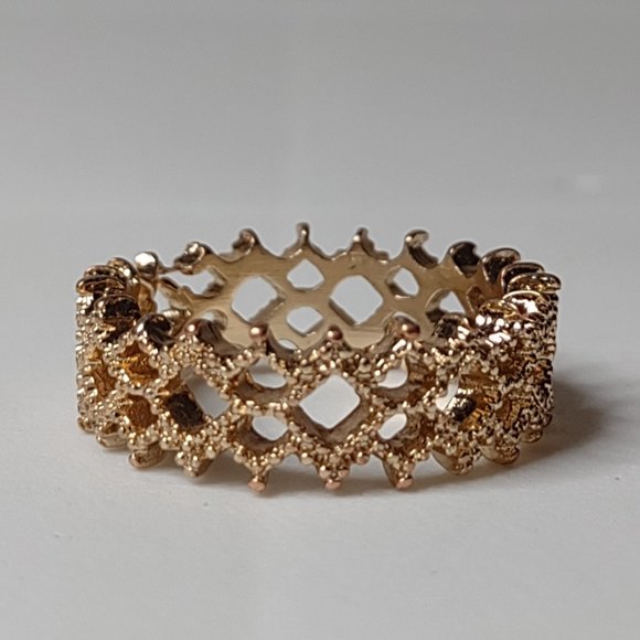 Gold Tone Lightweight Metal Size 9.5 Ring - Picture 1 of 12